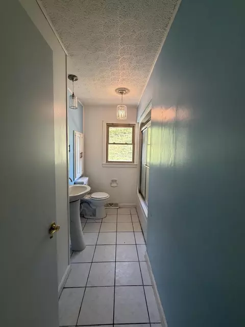 Bath - 46 Wendell Ln, Flat Lick, KY 40935 photo 1 of 2