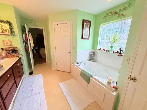 Bath - 113 Legacy Dr, Berea, KY 40403 photo 2 of 6
