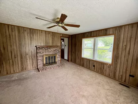 Living - 276 Evergreen Rd, Flat Lick, KY 40935 photo 4 of 9