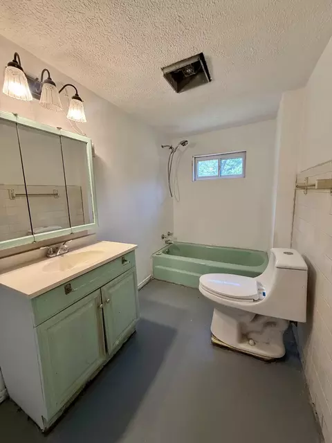 Bath - 13860 Us-421, Mckee, KY 40447 photo 1 of 1
