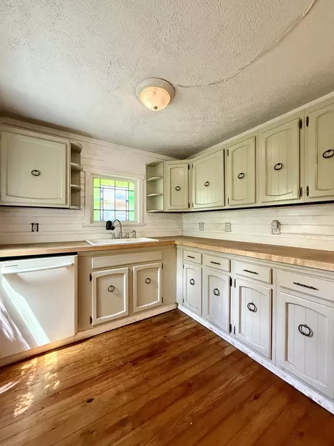 Kitchen - 13860 Us-421, Mckee, KY 40447 photo 2 of 3