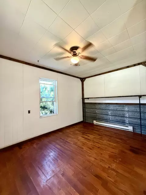 Bedroom - 13860 Us-421, Mckee, KY 40447 photo 1 of 4