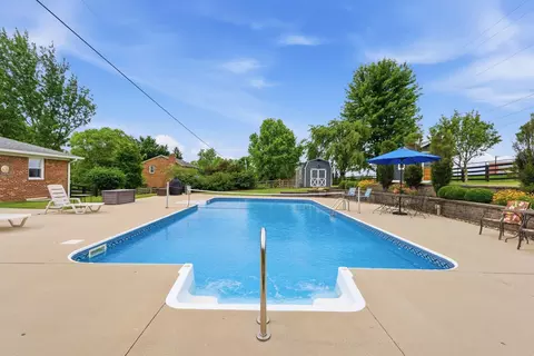Exterior - 207 Augusta Dr, Georgetown, KY 40324 photo 6 of 13