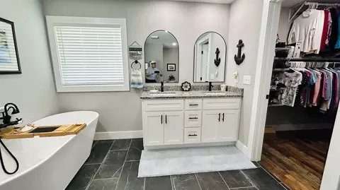 Bath - 10 Nolan Dr, Corbin, KY 40701 photo 2 of 5
