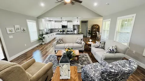 Living - 10 Nolan Dr, Corbin, KY 40701 photo 3 of 3