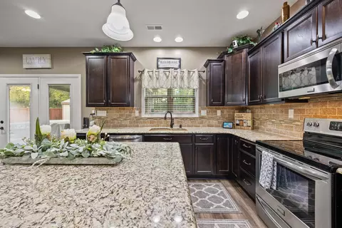 Kitchen - 121 Waterside Dr, Georgetown, KY 40324 photo 6 of 9