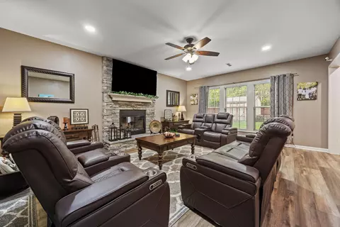 Living - 121 Waterside Dr, Georgetown, KY 40324 photo 4 of 6