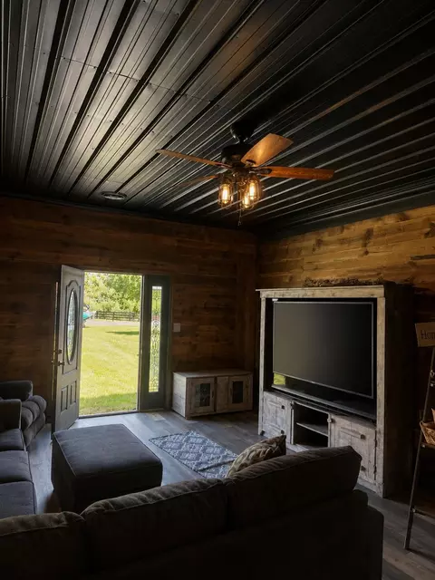 Living - 6606 S S Us Highway 25e, Flat Lick, KY 40935 photo 3 of 4