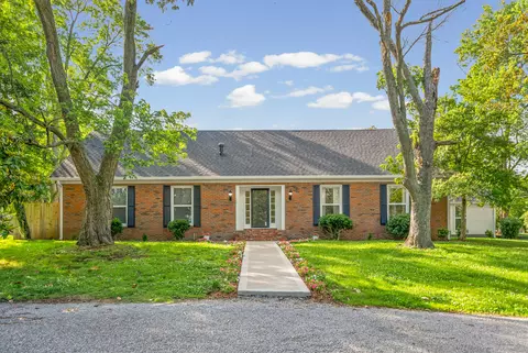 635 Country Club Ln, Hopkinsville, KY 42240