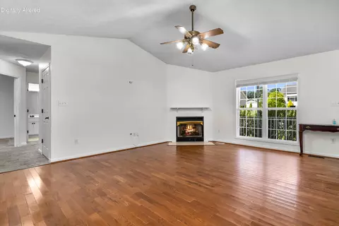 Living - 182 Brandon Dr, Corbin, KY 40701 photo 2 of 3