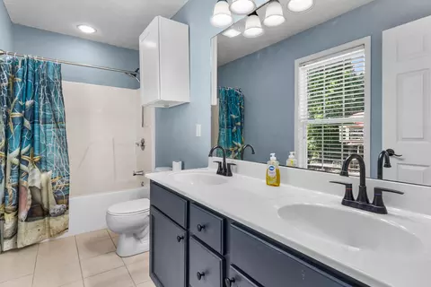 Bath - 182 Brandon Dr, Corbin, KY 40701 photo 1 of 2