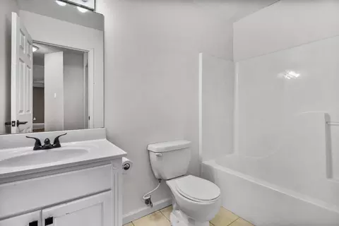 Bath - 182 Brandon Dr, Corbin, KY 40701 photo 2 of 2