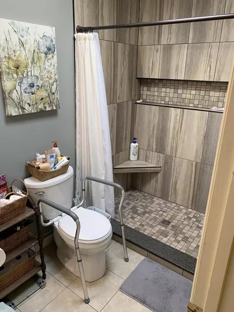 Bath - 120 Rolling Ridge Dr, Berea, KY 40403 photo 3 of 4