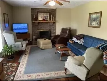 Living - 120 Rolling Ridge Dr, Berea, KY 40403 photo 2 of 3