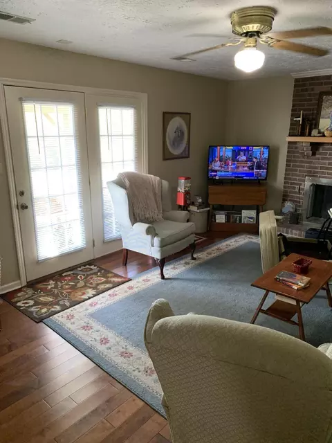 Living - 120 Rolling Ridge Dr, Berea, KY 40403 photo 3 of 3