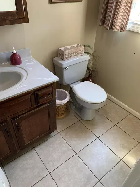 Bath - 120 Rolling Ridge Dr, Berea, KY 40403 photo 1 of 4
