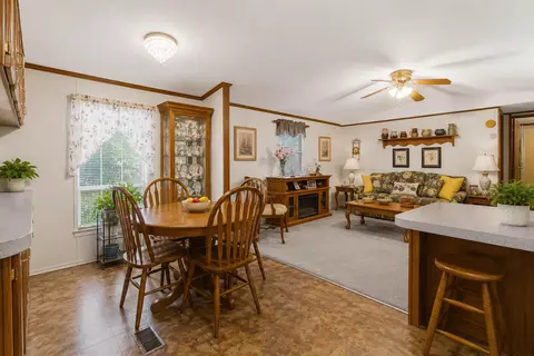 Dining - 1015 Kentucky 70, Eubank, KY 42567 photo 3 of 3