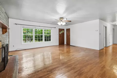 Living - 1015 Kentucky 70, Eubank, KY 42567 photo 3 of 6