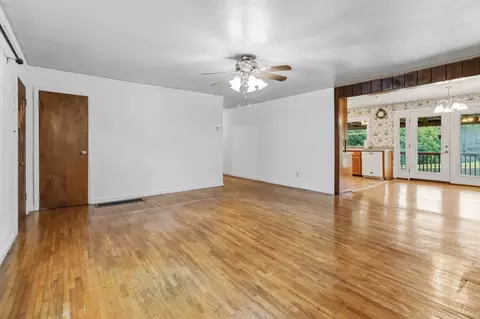 Living - 1015 Kentucky 70, Eubank, KY 42567 photo 4 of 6