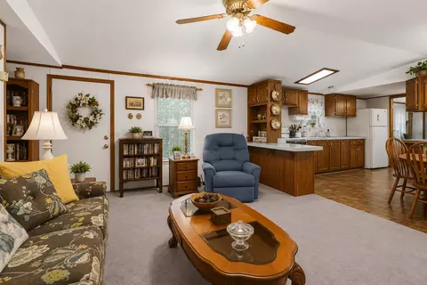 Living - 1015 Kentucky 70, Eubank, KY 42567 photo 6 of 6