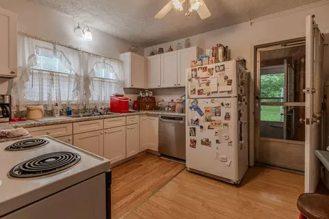 Kitchen - 3570 State Highway 60 E, Morehead, KY 40351 photo 2 of 3
