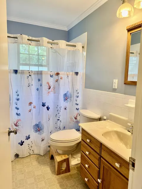 Bath - 156 Paddock Dr, Versailles, KY 40383 photo 1 of 5