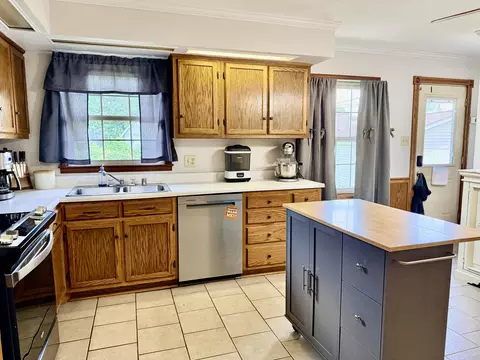 Kitchen - 156 Paddock Dr, Versailles, KY 40383 photo 4 of 5