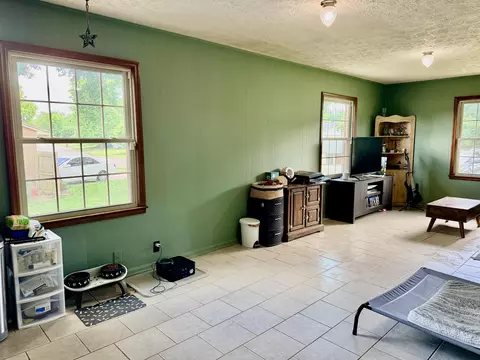 Living - 156 Paddock Dr, Versailles, KY 40383 photo 2 of 4
