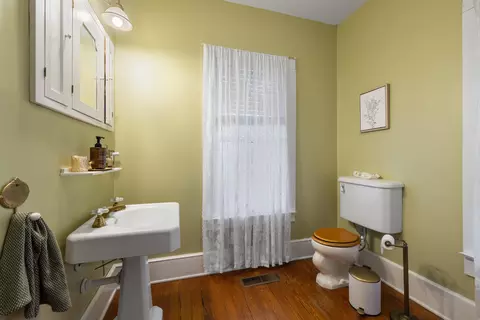 Bath - 507 S 6th St, Murray, KY 42071 photo 2 of 5