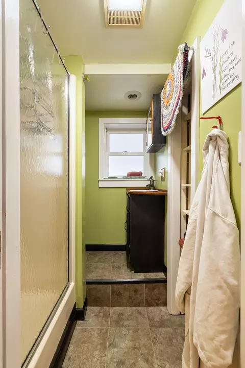Bath - 507 S 6th St, Murray, KY 42071 photo 5 of 5