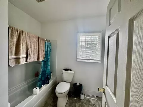 Bath - 901 Exeter Ave, Middlesboro, KY 40965 photo 2 of 2