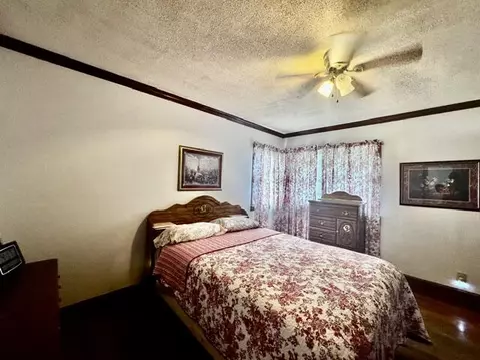 Bedroom - 901 Exeter Ave, Middlesboro, KY 40965 photo 2 of 5