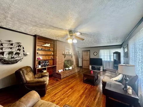 Living - 901 Exeter Ave, Middlesboro, KY 40965 photo 1 of 1