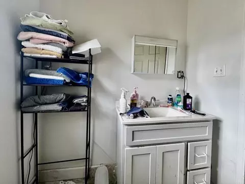 Bath - 901 Exeter Ave, Middlesboro, KY 40965 photo 1 of 2