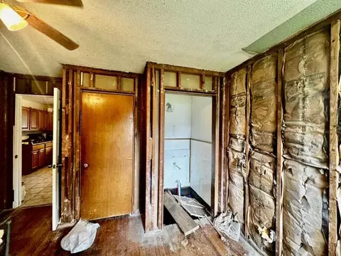 Entry Way - 901 Exeter Ave, Middlesboro, KY 40965 photo 1 of 1