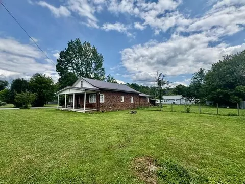 Exterior - 901 Exeter Ave, Middlesboro, KY 40965 photo 3 of 4