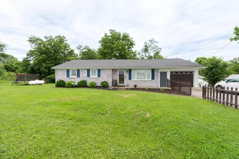 1105 Woodlake Rd, Stamping Ground, KY 40379