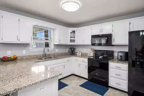 Kitchen - 419 Plumtree Dr, Berea, KY 40403 photo 3 of 5