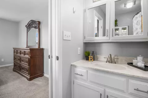 Bath - 419 Plumtree Dr, Berea, KY 40403 photo 1 of 3