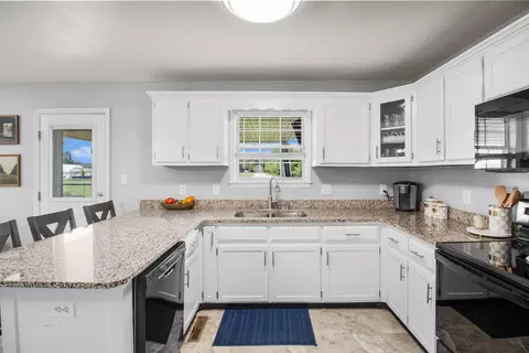 Kitchen - 419 Plumtree Dr, Berea, KY 40403 photo 5 of 5