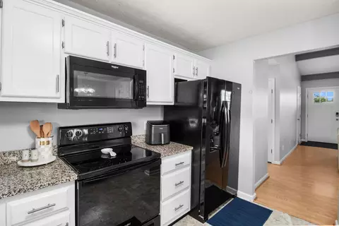 Kitchen - 419 Plumtree Dr, Berea, KY 40403 photo 4 of 5