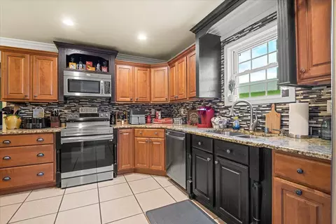 Kitchen - 2684 Bee Creek Rd, Corbin, KY 40701 photo 2 of 2