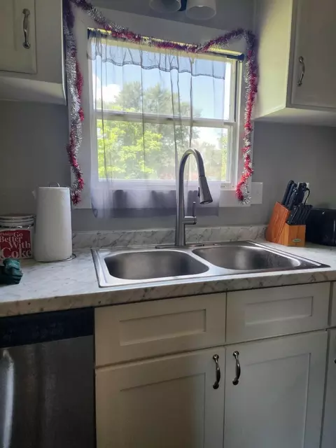 Kitchen - 33 Tanglewood Dr, Burnside, KY 42519 photo 2 of 4