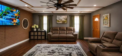 Living - 10 Joan St, Williamsburg, KY 40769 photo 1 of 2