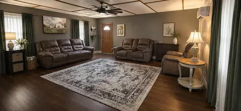 Living - 10 Joan St, Williamsburg, KY 40769 photo 2 of 2
