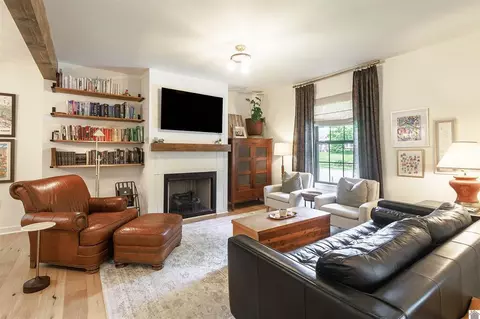 Living - 811 Olive St, Murray, KY 42071 photo 2 of 4