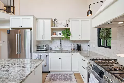 Kitchen - 189 Red Gate Rd, Lancaster, KY 40444 photo 3 of 9