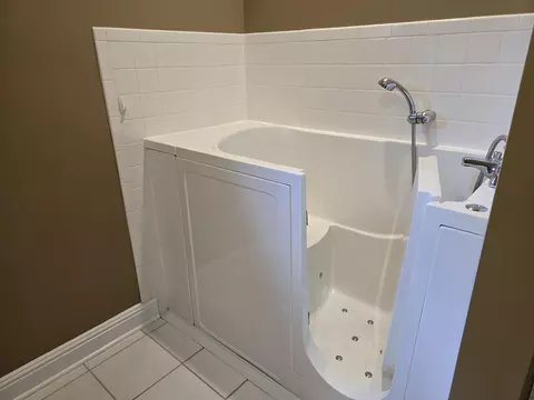 Bath - 709 Hackney Ct, Richmond, KY 40475 photo 5 of 6