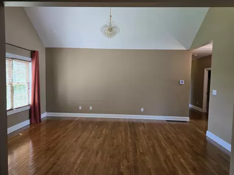 Living - 709 Hackney Ct, Richmond, KY 40475 photo 2 of 4