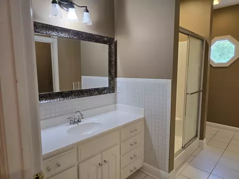 Bath - 709 Hackney Ct, Richmond, KY 40475 photo 1 of 6